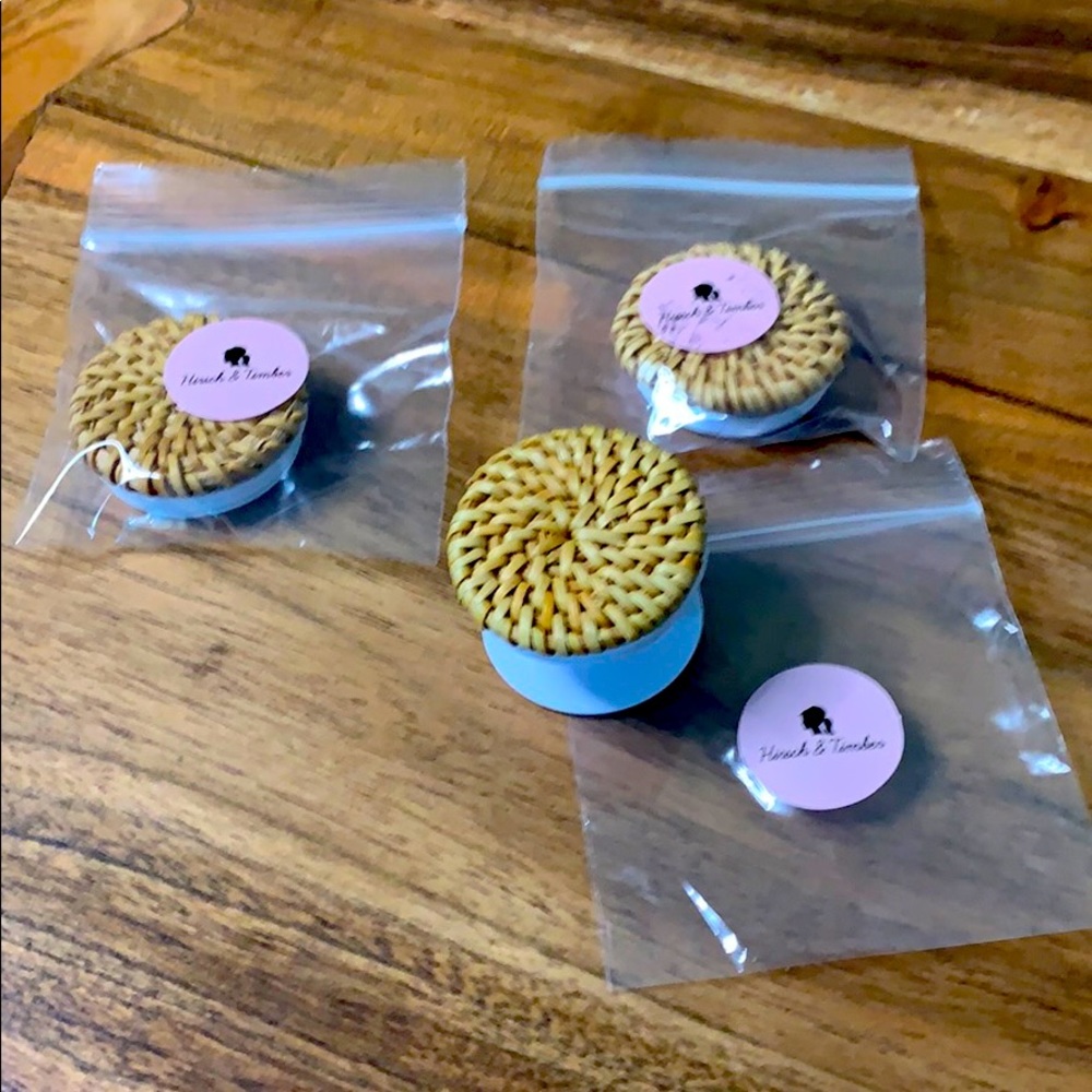 Hirsch& Timber rattan “pop socket” type phone grip